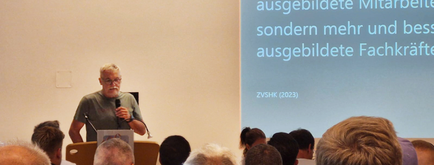 Ausbilder Klaus Huschle von learn.SHK beim Vortrag auf der Ausbilder-Fachtagung 2025 des Fachverbandes Sanitär-, Heizungs- und Klimatechnik Bayern