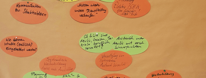 An einer Workshop-Wand sind ca. 20 ovale Blätter angepinnt mit Ideen für das Projekt learn.SHK