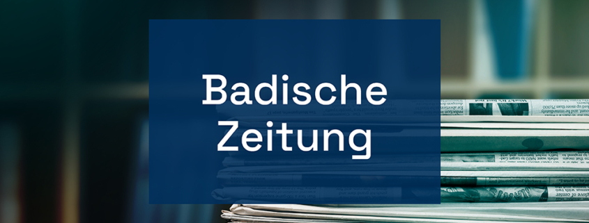 Illustration Presseartikel mit einem Stapel von Zeitungen und Nennung der "Badischen Zeitung"