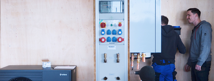 SHK-Auszubildende testen ein neues Schulungskonzept mit e-Learning und Stationenlernen